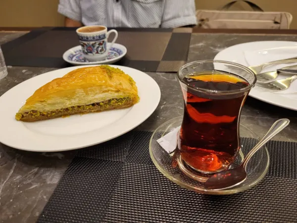 سرايا لطيف